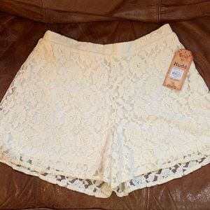 💕2/$20💕Cream Lace Skater Shorts